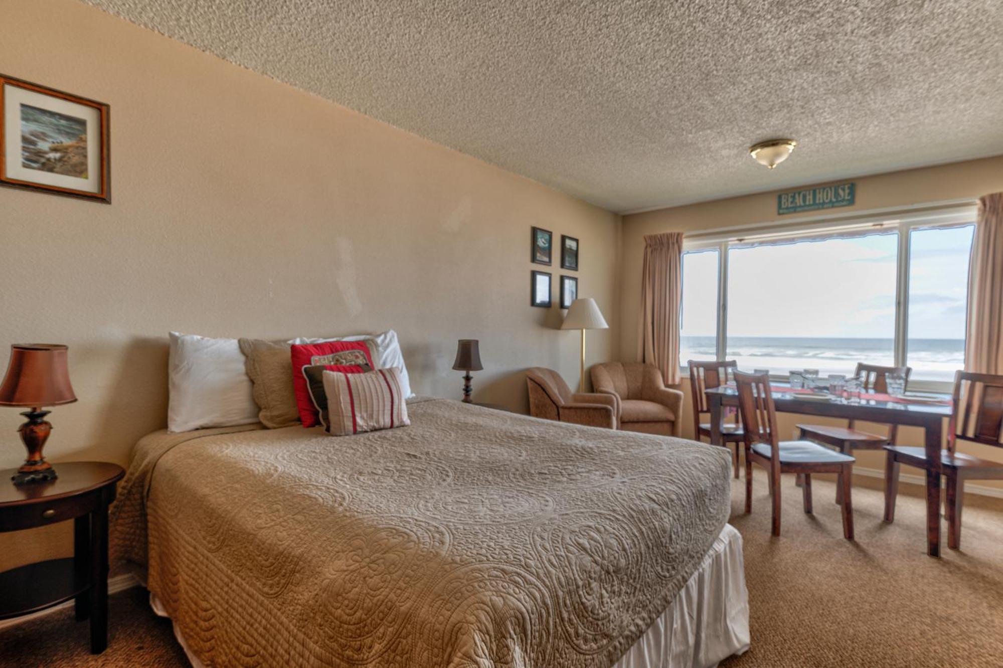 Sea Gypsy Rentals Lincoln City Room photo